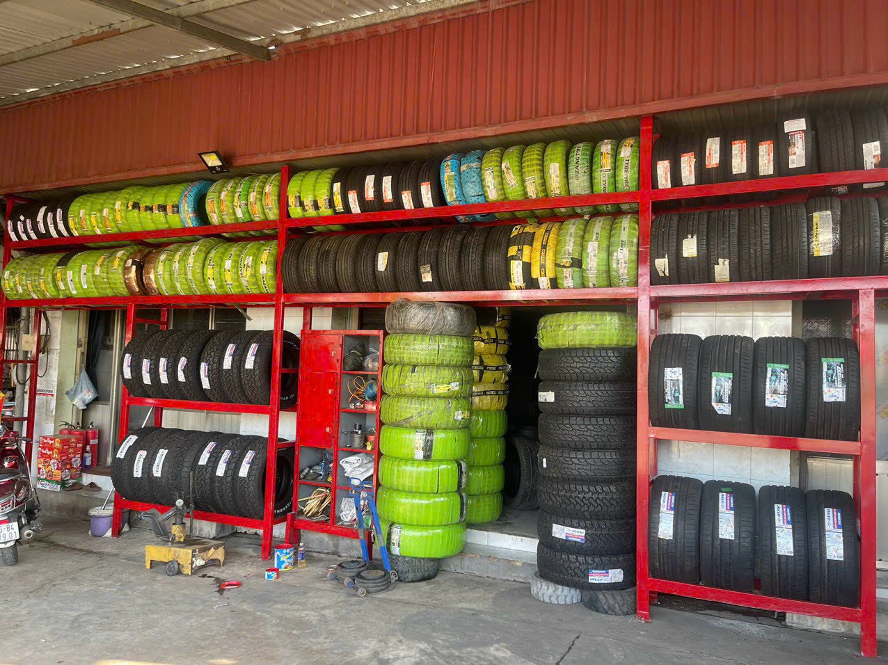 VÁ VỎ LƯU ĐỘNG KHU CÔNG NGHIỆP - DĨ AN 